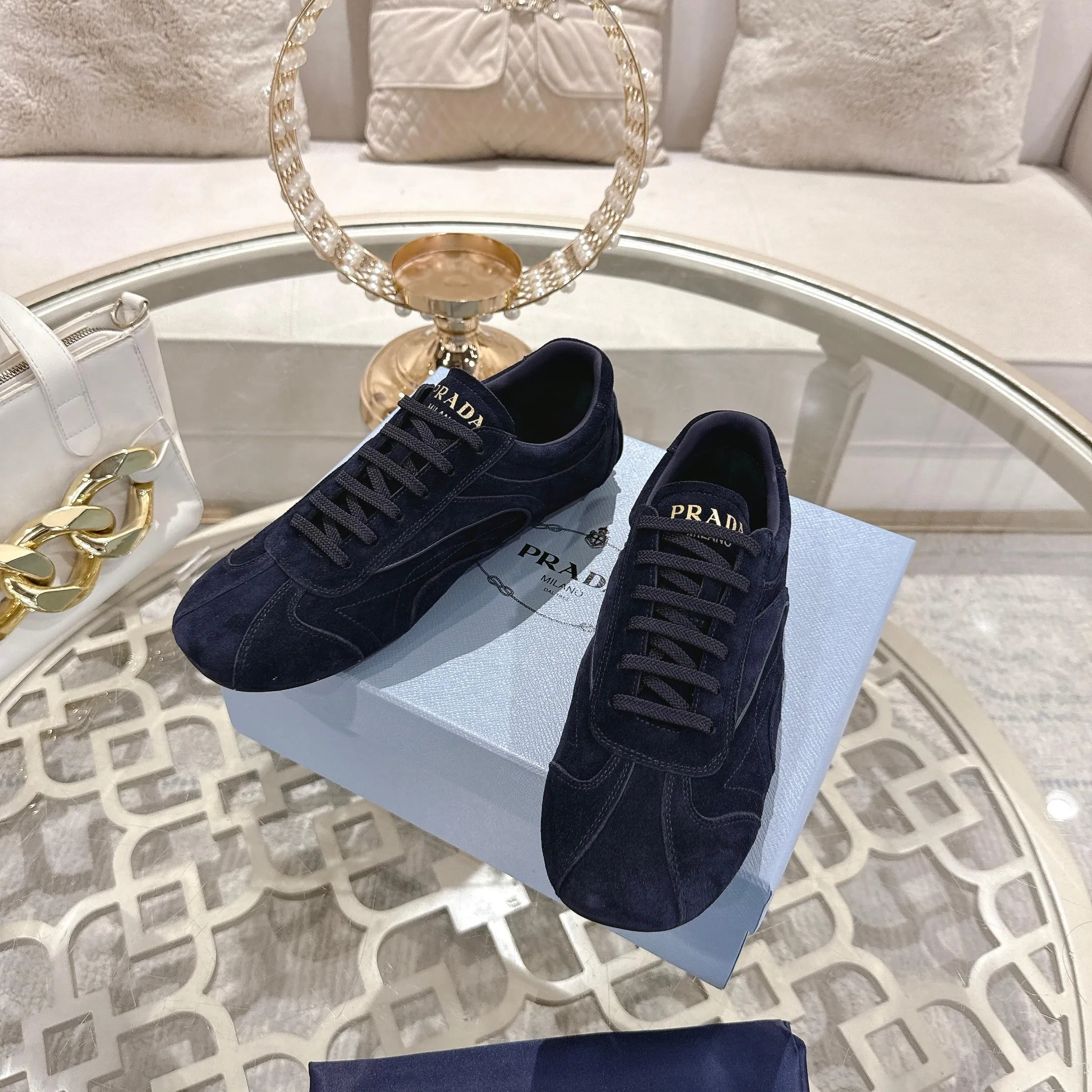 P600. PRADA for couples, casual shoes for couples, originally developed 1:1, made of high-mercerized cowhide, silk sheepskin lining, rubber outsole, comfortable and soft on the feet, size for women: 35 to 41. Male 38 to 45